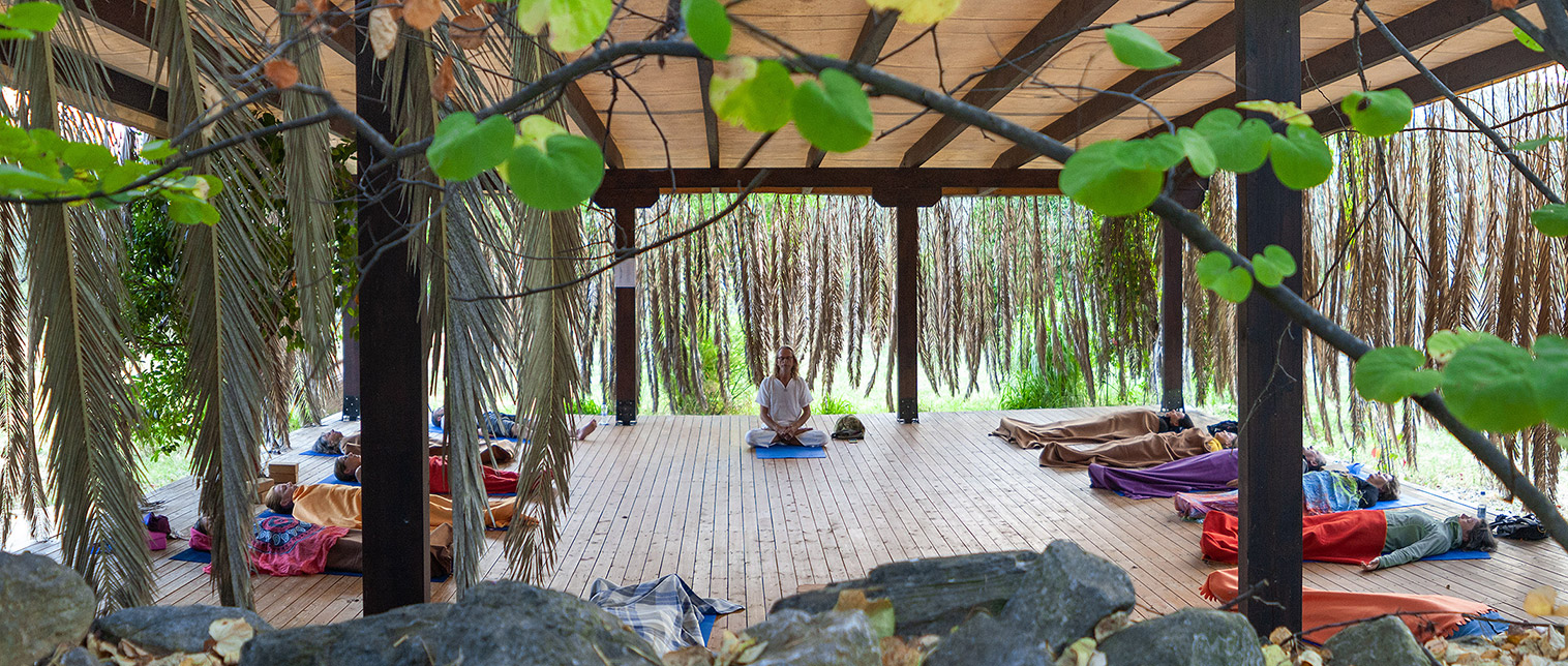 Gruppe bei der gemeinsamen Meditation auf der Plattform im Retreat am Pilion