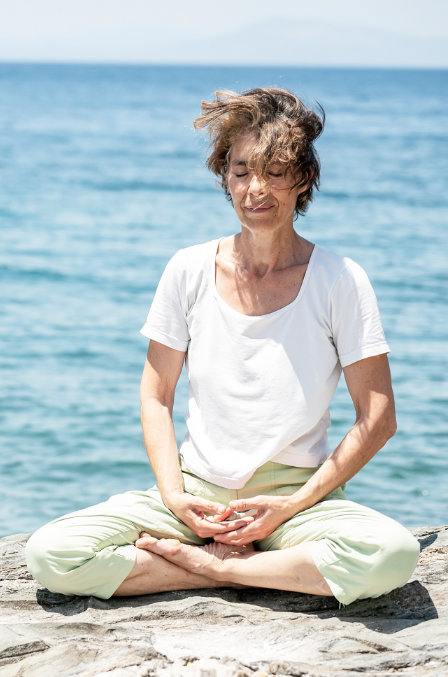 Aufrechter Sitz mit ruhigem Atem am Meer, gut geeignet für Yoga für Anfänger